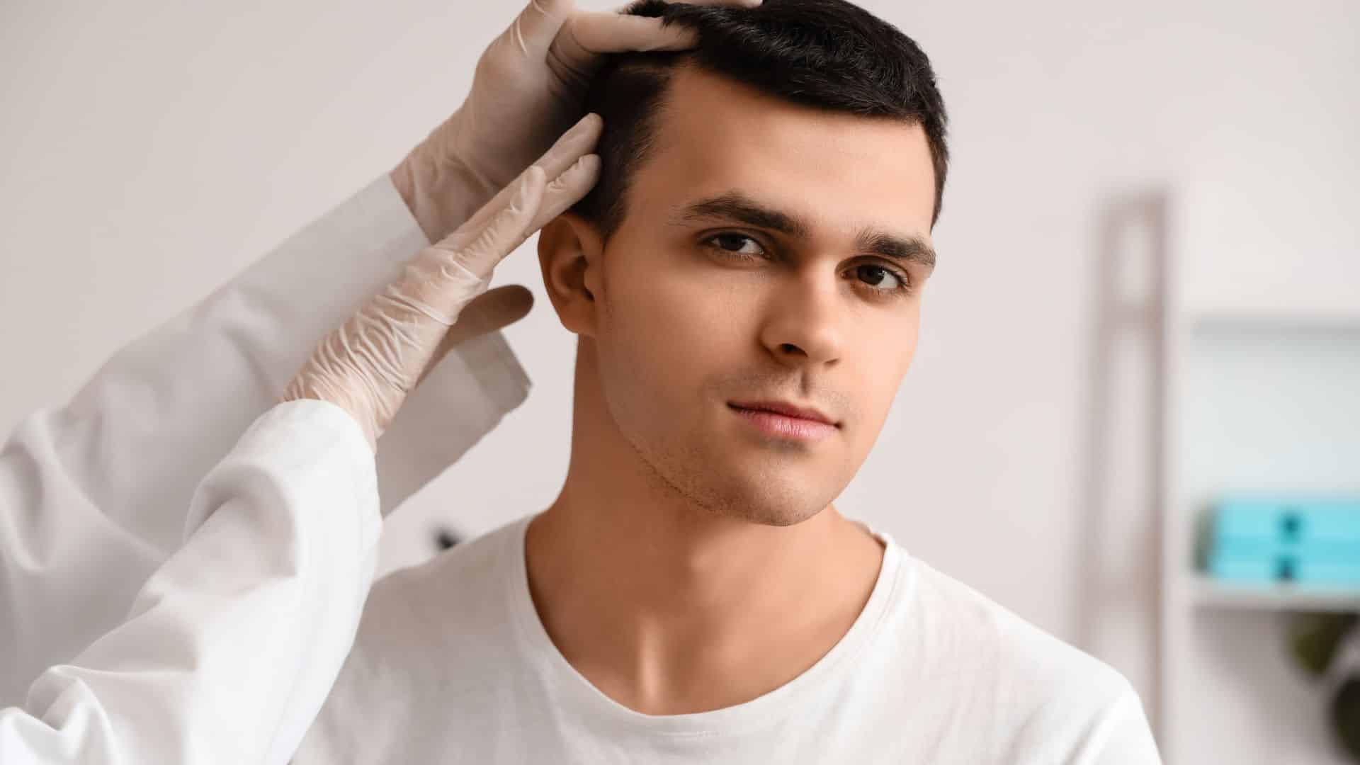 Récupération et suivi après une greffe de cheveux FUE : guide complet pour réussir sa convalescence